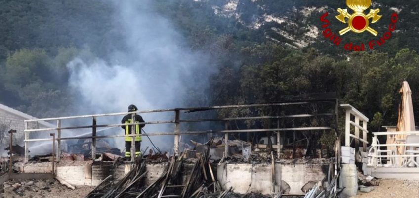 INCENDIO DISTRUGGE CHALET A PORTONOVO (AN)