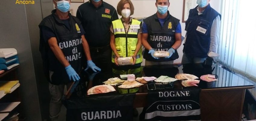 LA GUARDIA DI FINANZA SEQUESTRA UN CHILO DI EROINA AL PORTO DI ANCONA