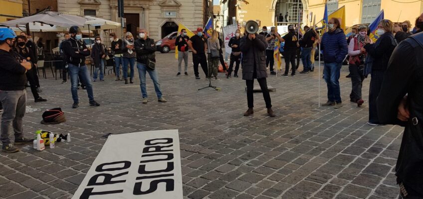 LAVORATORI DELLO SPETTACOLO IN PIAZZA AD ANCONA