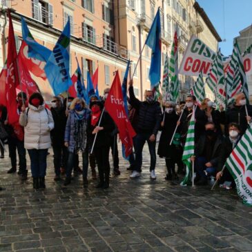 DIPENDENTI PUBBLICI IN PIAZZA AD ANCONA