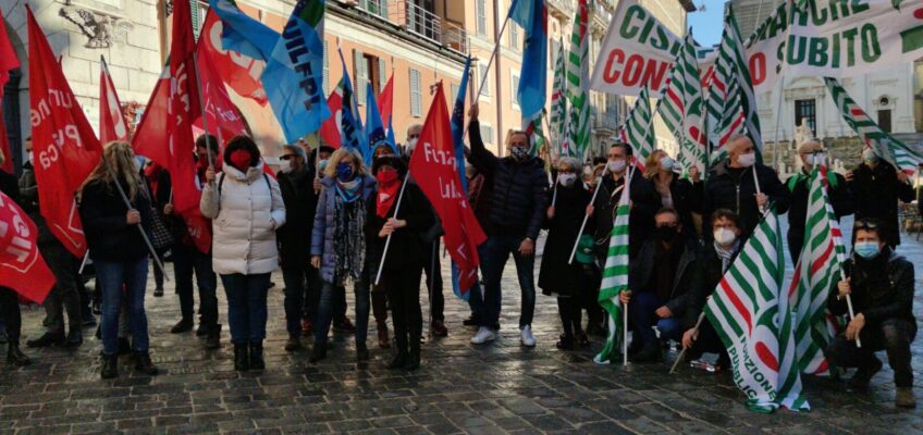 DIPENDENTI PUBBLICI IN PIAZZA AD ANCONA