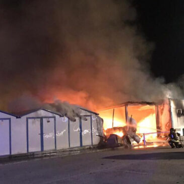 INCENDIO AL PORTO DI ANCONA,  IN FIAMME I CAPANNI DI  MARINA DORICA