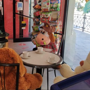 I PELUCHE DIVENTANO CLIENTI E SIEDONO AI TAVOLI DEL BAR