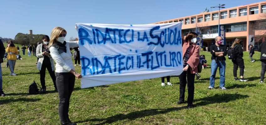 “PRIORITA’ ALLA SCUOLA” IN PIAZZA AD ANCONA E PESARO PER DIRE BASTA ALLA DAD