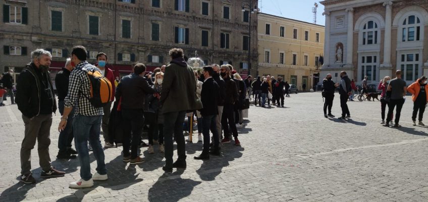 A PESARO LA PROTESTA DEI GESTORI DELLE ATTIVITA’ CHIUSE DAI DPCM ANTI COVID