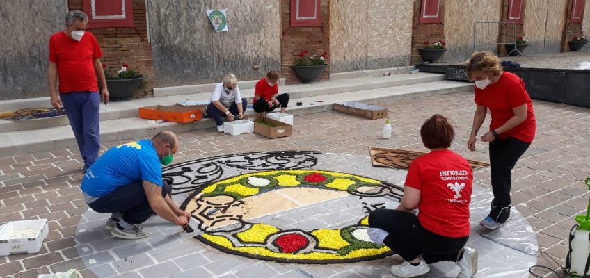 A CASTELRAIMONDO TORNA L’INFIORATA DEL CORPUS DOMINI