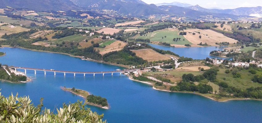 MARCHE AL CALDO, IL REFRIGERIO SULLE SPONDE DEI LAGHI