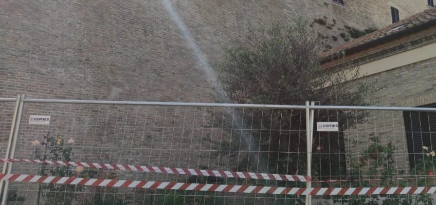 RIGONFIAMENTO SULLE MURA DI CASTELLEONE DI SUASA, SGOMBERATE DUE ABITAZIONI