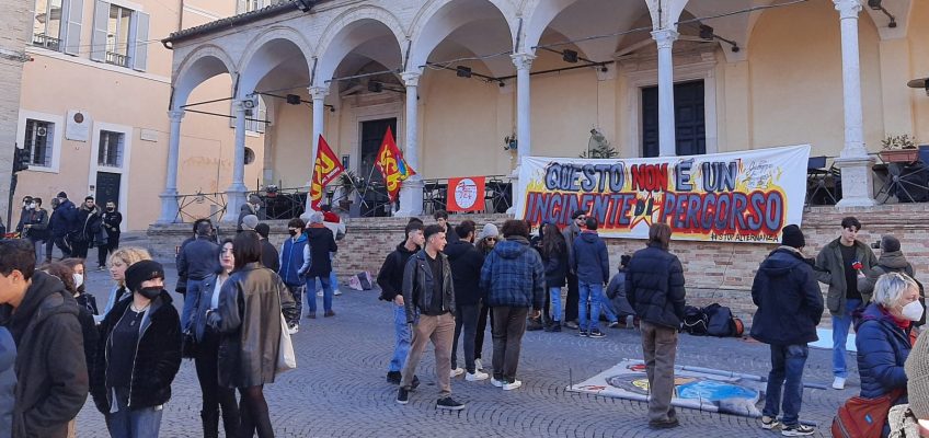 MORTE DI GIUSEPPE, STUDENTI IN PIAZZA A FERMO