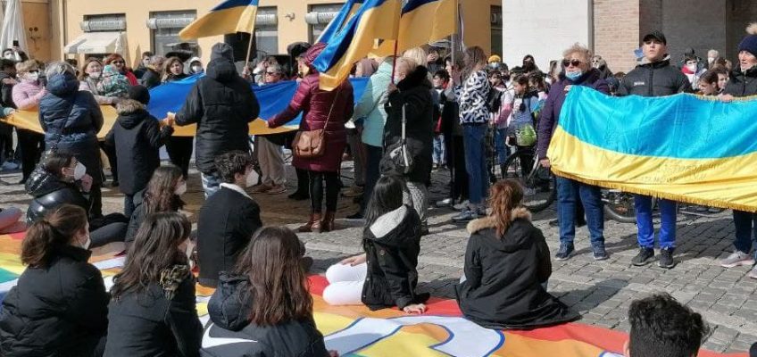 A FANO STUDENTI IN PIAZZA PER LA PACE