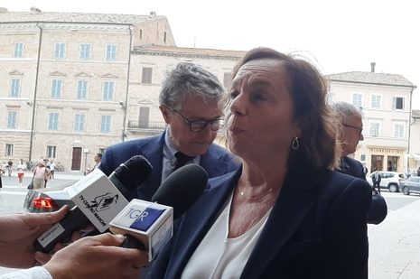 IL MINISTRO LAMORGESE A LORETO ACCENDE LA LAMPADA PER LA PACE