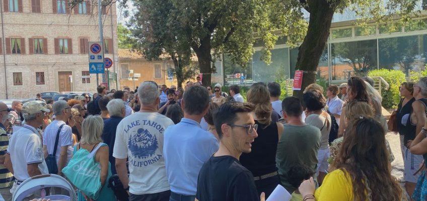 PESARO, PROTESTA CONTRO IL TRASFERIMENTO DI PEDIATRIA , OSTETRICIA E GINECOLOGIA