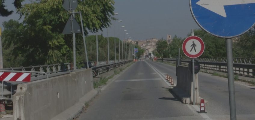 PONTE SAN CARLO, SI PASSA ANCHE CON IL DIVIETO