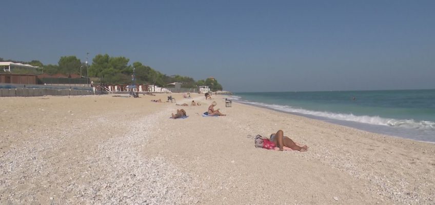 IL SOLE E I BAGNANTI CI SONO MA GLI STABILIMENTI NO