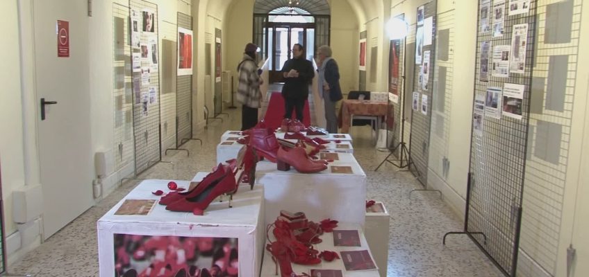 FERMO, LA MOSTRA DI SCARPE ROSSE PER DIRE NO ALLA VIOLENZA