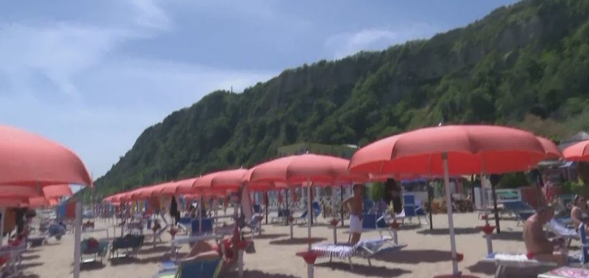 A PESARO LA SPIAGGIA FA FLOP: A SOTTOMONTE CANCELLATO IL RIPASCIMENTO, A LEVANTE NIENTE BANDIERA BLU