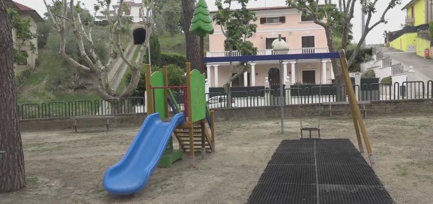 AL POSTO DELLE BOMBONIERE UN GIOCO PER IL PARCO, IL DONO DI UNA COPPIA DI SPOSI DI SPINETOLI