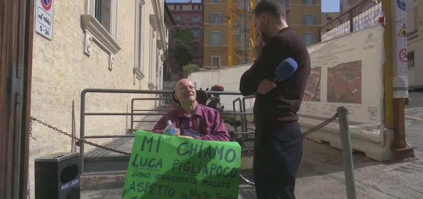 SI INCATENA DAVANTI IL TRIBUNALE DI ANCONA PER PROTESTA