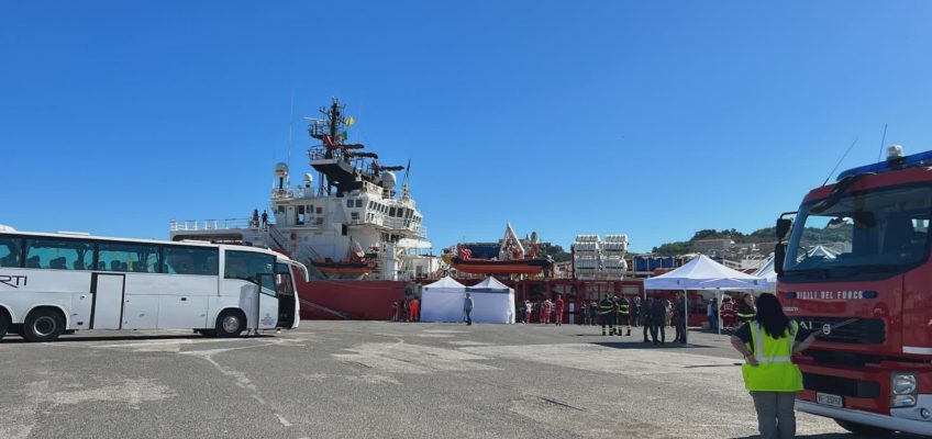 LA OCEAN VIKING E’ APPRODATA AD ANCONA CON 67 MIGRANTI