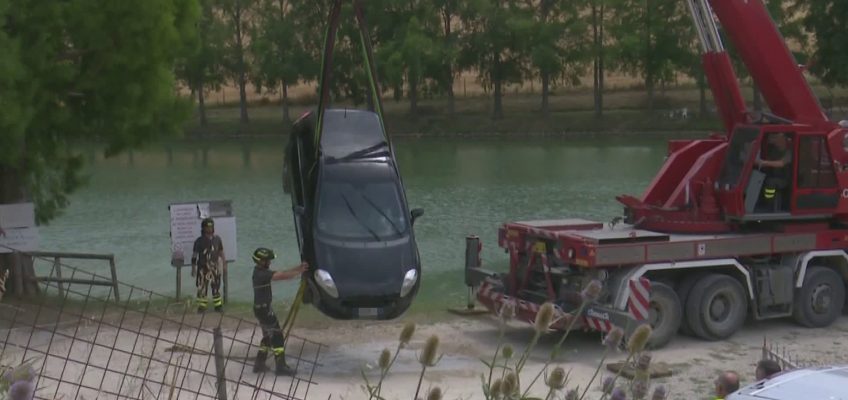 AUTO CADE NEL LAGO, MORTI DUE CONIUGI