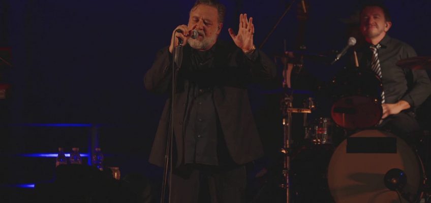 ASCOLI PICENO, RUSSEL CROWE CANTA IN PIAZZA DEL POPOLO