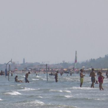 PESARO, IL BAGNO DI FERRAGOSTO SENZA MUCILLAGINE