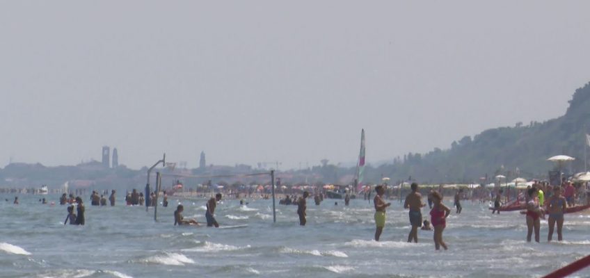 PESARO, IL BAGNO DI FERRAGOSTO SENZA MUCILLAGINE