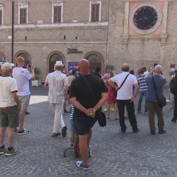 TANTI TURISTI A MACERATA, NEGOZI APERTI LA SETTIMANA DI FERRAGOSTO