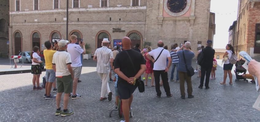 TANTI TURISTI A MACERATA, NEGOZI APERTI LA SETTIMANA DI FERRAGOSTO