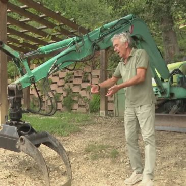 A MONTEFALCONE APPENNINO IL SINDACO “TUTTOFARE” SUL TRATTORE