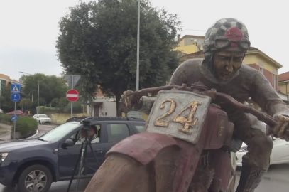 A PESARO UNA STATUA IN ONORE DI TONINO BENELLI