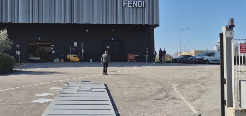 CAMPIGLIONE DI FERMO, FURTO DA FILM ALLO STABILIMENTO FENDI