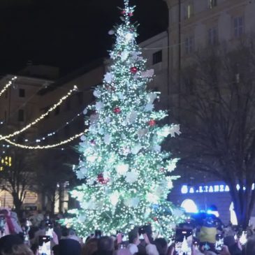 AD ANCONA CON IL MAXI ALBERO SI ACCENDE IL NATALE