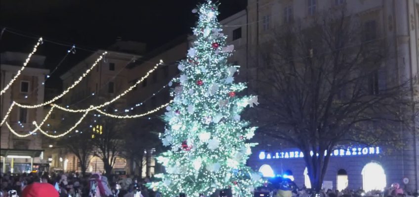 AD ANCONA CON IL MAXI ALBERO SI ACCENDE IL NATALE