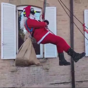 ALL’OSPEDALE DI MACERATA ARRIVA IL BABBO NATALE ACROBATA DEI VIGILI DEL FUOCO