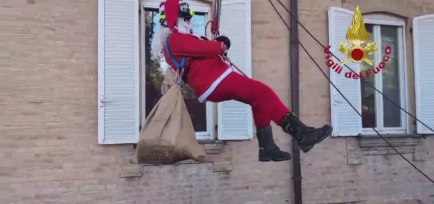 ALL’OSPEDALE DI MACERATA ARRIVA IL BABBO NATALE ACROBATA DEI VIGILI DEL FUOCO