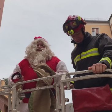 AL SALESI DI ANCONA BABBO NATALE ARRIVA CON I VIGILI DEL FUOCO