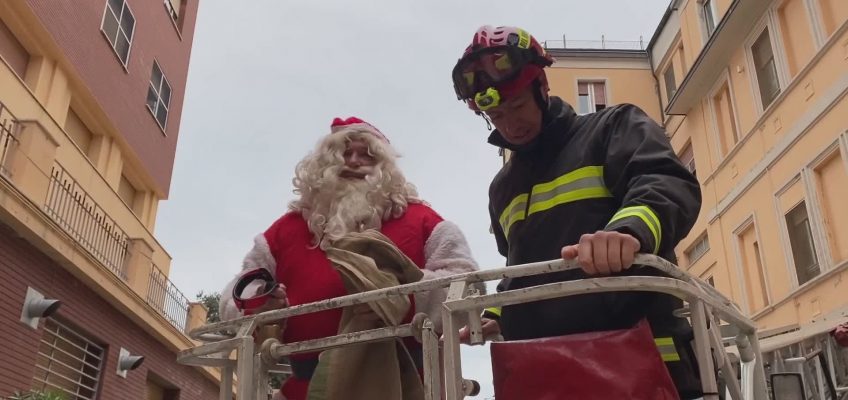 AL SALESI DI ANCONA BABBO NATALE ARRIVA CON I VIGILI DEL FUOCO