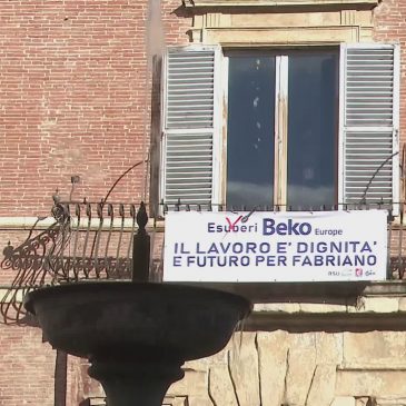 Beko, striscione in piazza dimostrativo