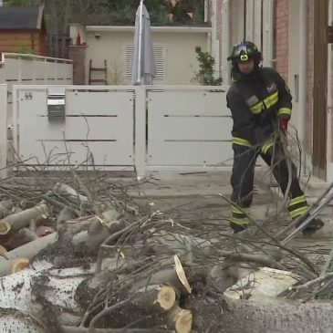 FANO NELLA MORSA DEL MALTEMPO, RAFFICHE DI VENTO FINO A 100 KM/H