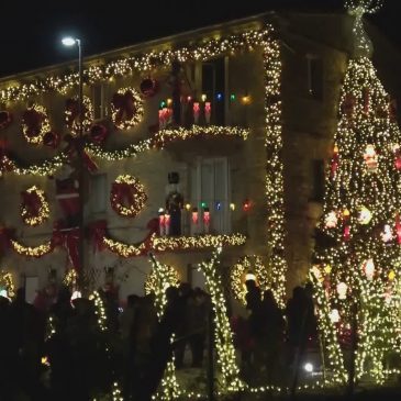 A PANTIERE UNA CASA DI NATALE IN STILE AMERICANO