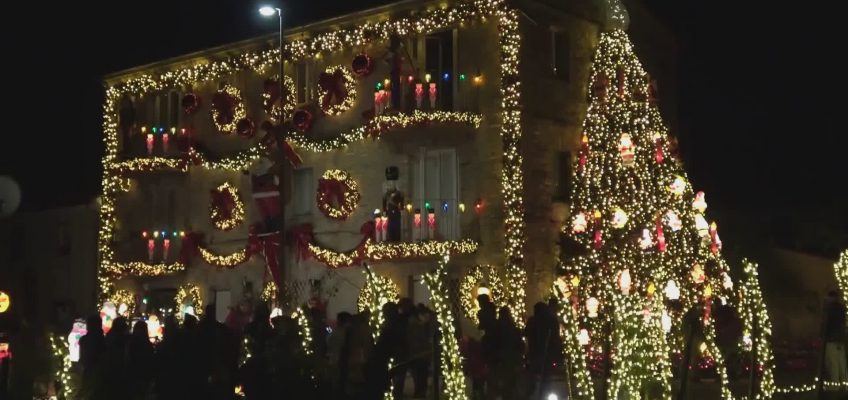 A PANTIERE UNA CASA DI NATALE IN STILE AMERICANO