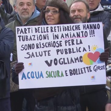 A PESARO LA PROTESTA DELLE BOLLETTE, CITTADINI IN PIAZZA CONTRO LA STANGATA DELL’ACQUA