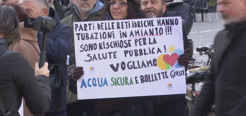 A PESARO LA PROTESTA DELLE BOLLETTE, CITTADINI IN PIAZZA CONTRO LA STANGATA DELL’ACQUA