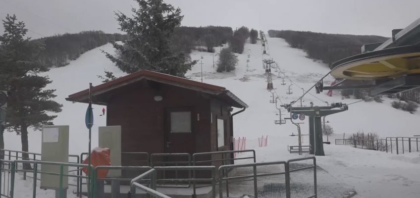 IMPIANTI CHIUSI SUL MONTE PISELLI: DOPO IL COLLAUDO DELLA SEGGIOVIA, MANCA LA NEVE