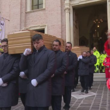 A FABRIANO LUTTO CITTADINO PER I FUNERALI DI LUCIA E DIEGO, TRAVOLTI DA UN SUV A TORRETTE