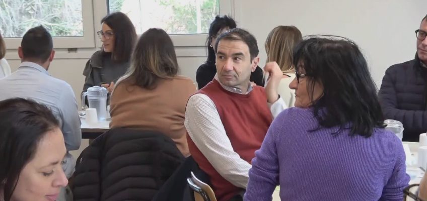 I GENITORI A TAVOLA CON I FIGLI ALLA MENSA DELLA SCUOLA