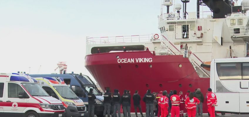 TORNA AD ANCONA LA OCEAN VIKING: SBARCATI  111 MIGRANTI