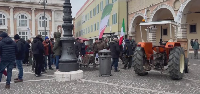 TRATTORI IN CENTRO A PESARO, GLI AGRICOLTORI AL PREFETTO: “VOGLIAMO LO STATO DI CRISI”