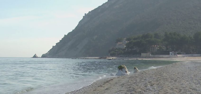 LA BAIA DI PORTONOVO ANCORA VITTIMA DI EROSIONE E MAREGGIATE